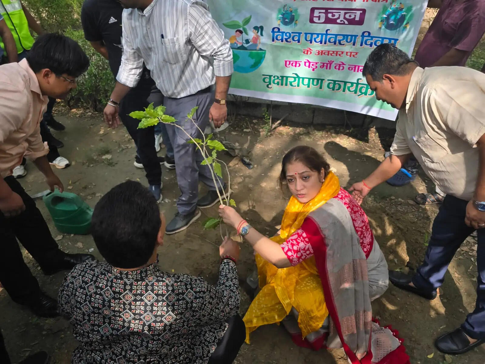 उपमहापौर डॉ. मोनिका ने सूरजमल विहार में किया पौधरोपण