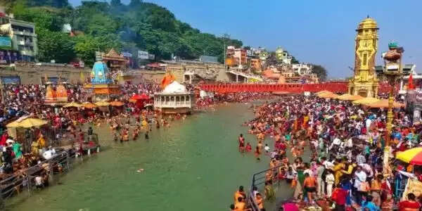 पौष पूर्णिमा पर हरिद्वार में उमड़ा श्रद्धालुओं का सैलाब, लगाई गंगा में आस्था की डुबकी