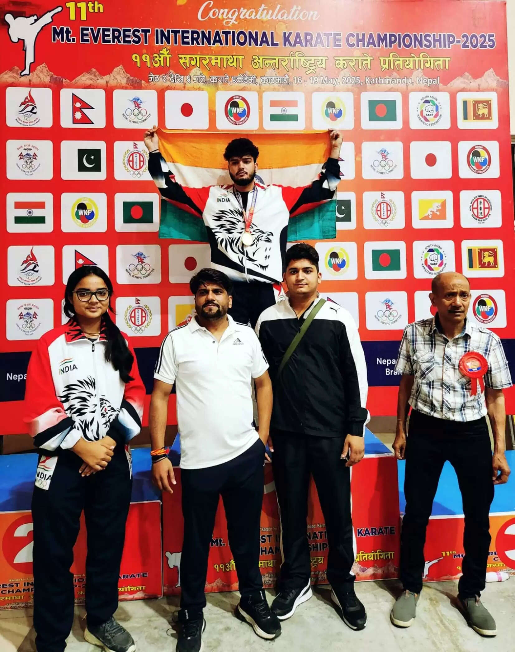 हिसार : मिट्ठी के लाल रोहित लांबा के कराटे में गोल्ड मेडल जीतने पर गांव में जश्न