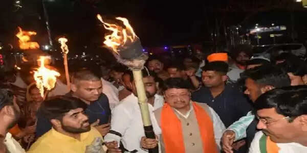 पहलगाम हमले के विरोध में मध्य प्रदेश में हुए प्रदर्शन, जगह-जगह निकले मशाल जुलूस