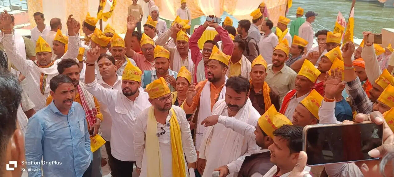 प्रधानमंत्री के सोना-चांदी खरीदारी संबंधी बयान के विरोध में स्वर्णकार समाज का प्रदर्शन