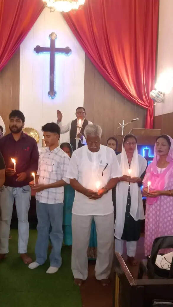 सिटी मैथोडिस्ट चर्च में संडे आराधना के बाद कैंडल जलाकर आतंकी घटना के मृतकों को श्रद्धांजलि