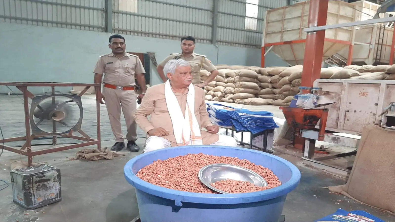 बीज माफियाओं पर किरोड़ी का बड़ा प्रहार: चौमूं में नकली मूंगफली बीज फैक्ट्री का भंडाफोड़
