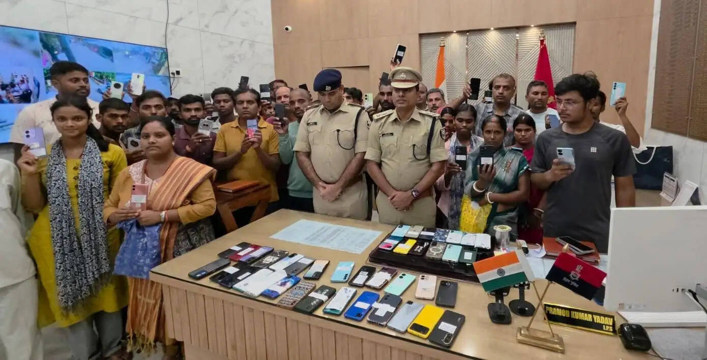 भागलपुर पुलिस ने 'ऑपरेशन मुस्कान' के तहत 20 लाख के 75 मोबाइल किये बरामद