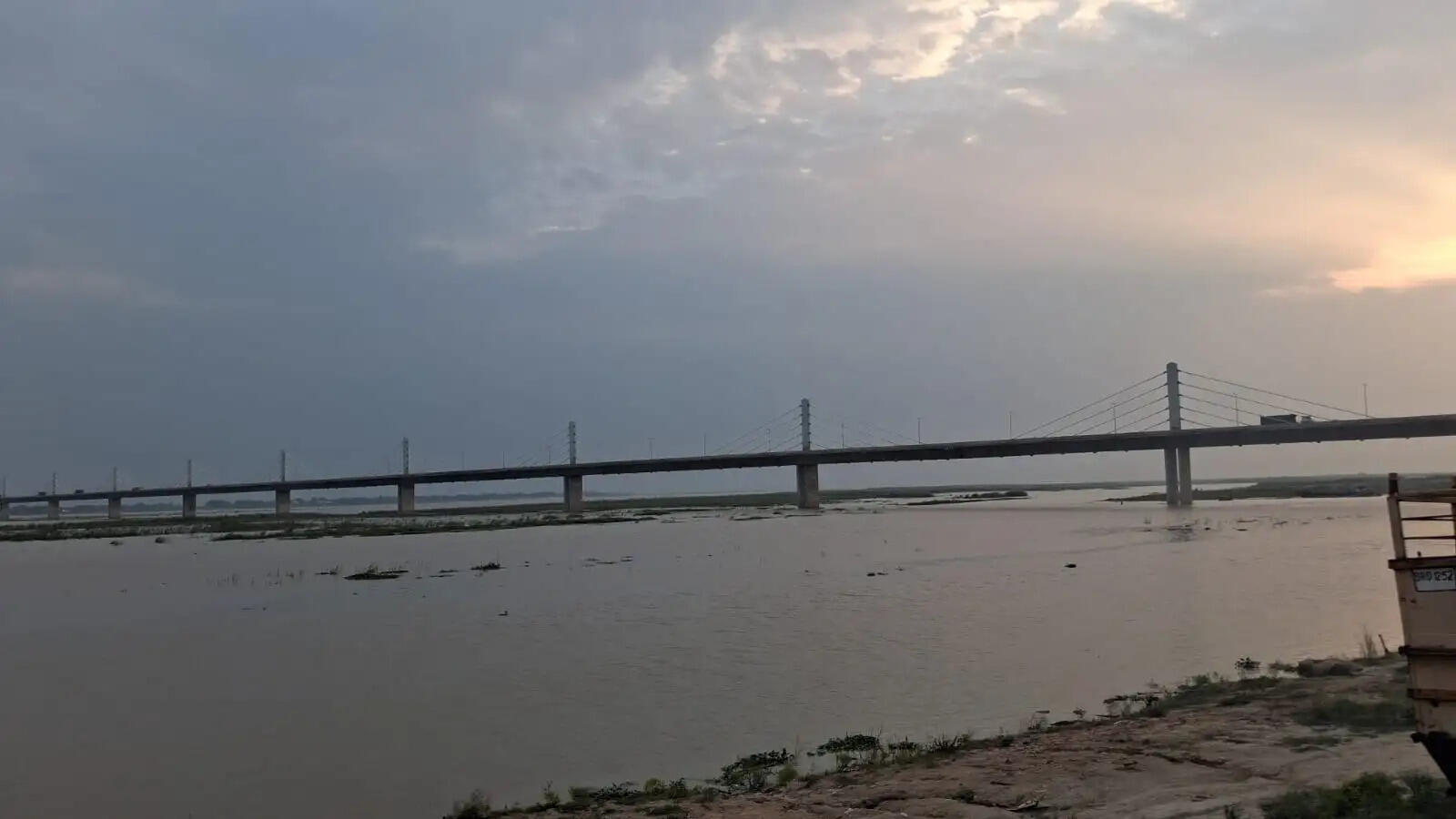 गंगा-सरयू के उफान से ऐतिहासिक चिरांद पर मंडराया कटाव का खतरा, ग्रामीणों में दहशत