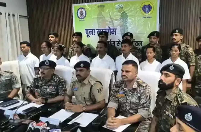 छत्तीसगढ़ के बीजापुर में 49 लाख के इनामी आठ नक्सलियों ने किया आत्मसमर्पण