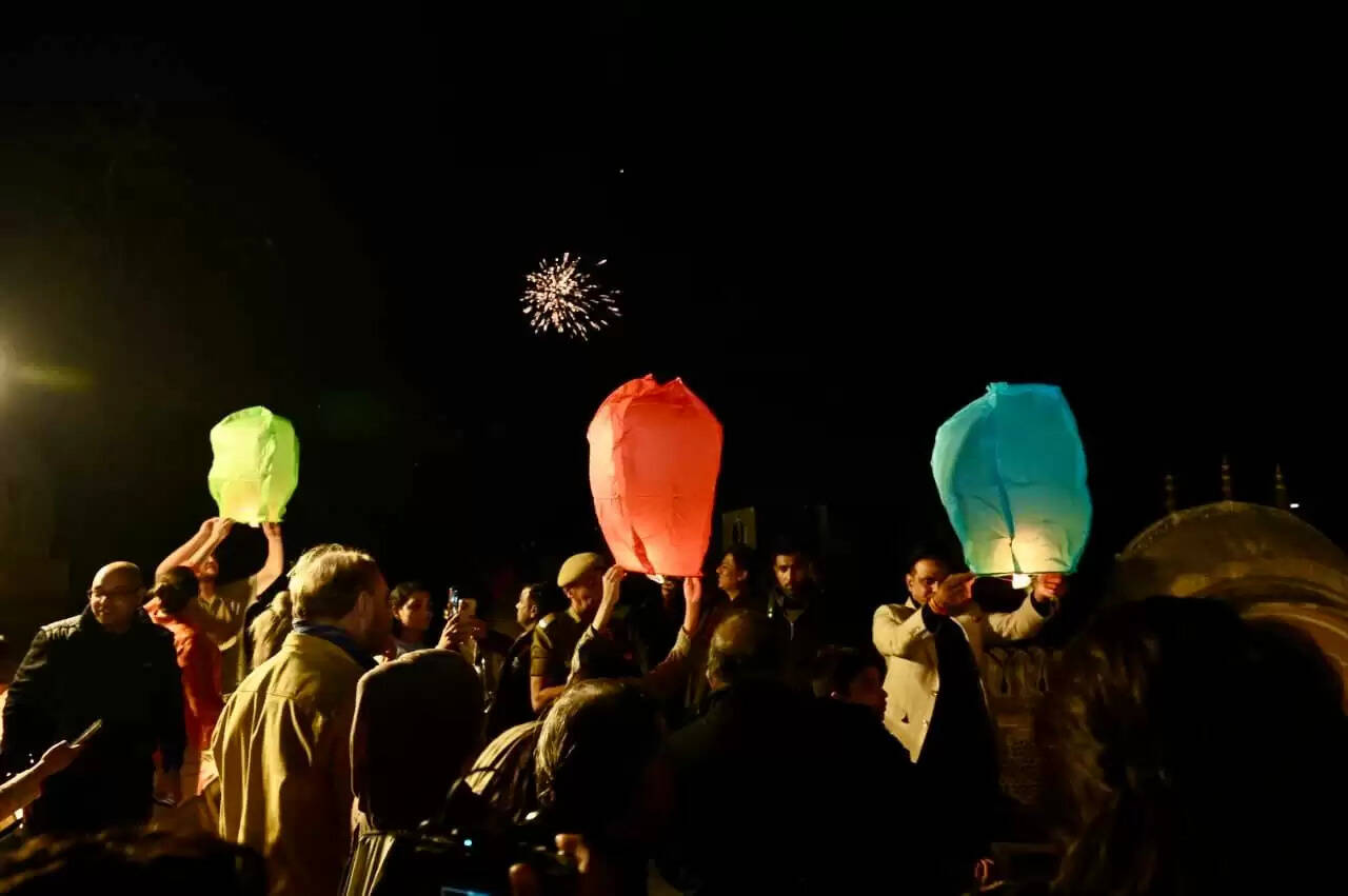 पतंग उत्सव: भव्य आतिशबाजी और आसमान में जगमगाई उड़ती हुई लालटेन