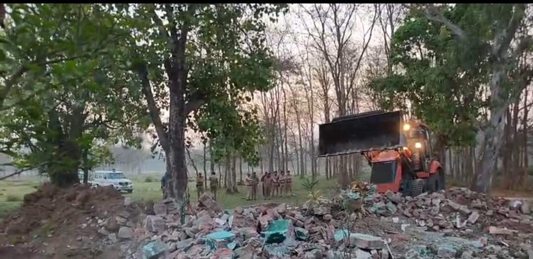 उधम सिंह नगर में वन विभाग ने अवैध बनीं दाे मजारें की ध्वस्त