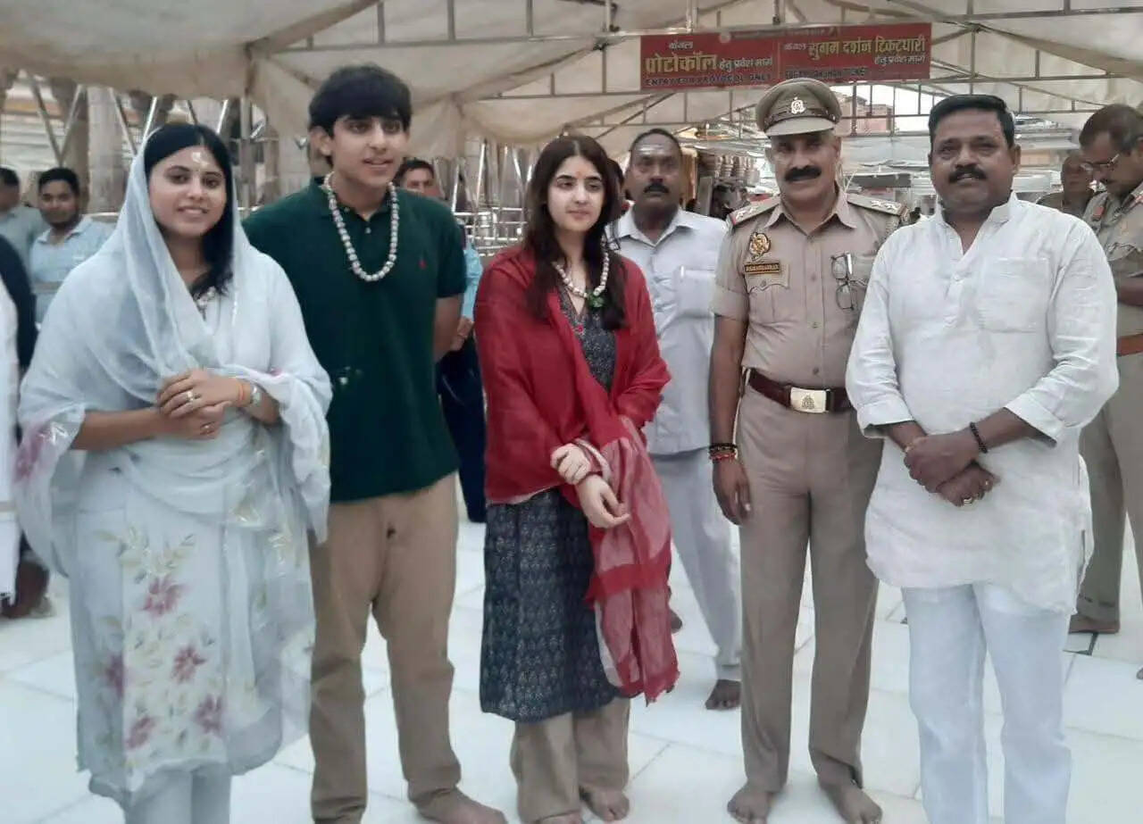 अखिलेश यादव के पुत्र अर्जुन और बेटी टीना ने सांसद प्रिया सरोज संग बाबा विश्वनाथ के दरबार में लगाई हाजिरी