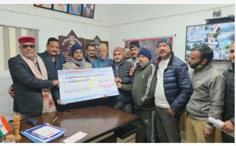 धराली आपदा पीडितों को बौखनाग समिति ने दी मदद