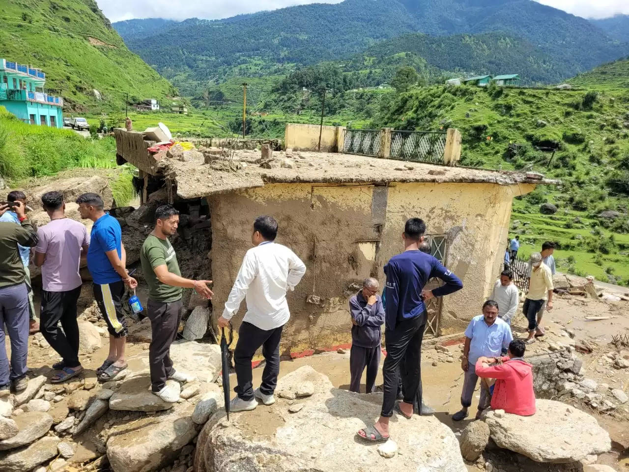 घुत्तु-भिलंग में भारी बारिश से कई स्थानों पर भूस्खलन, कई मवेशी मलबे में दफन