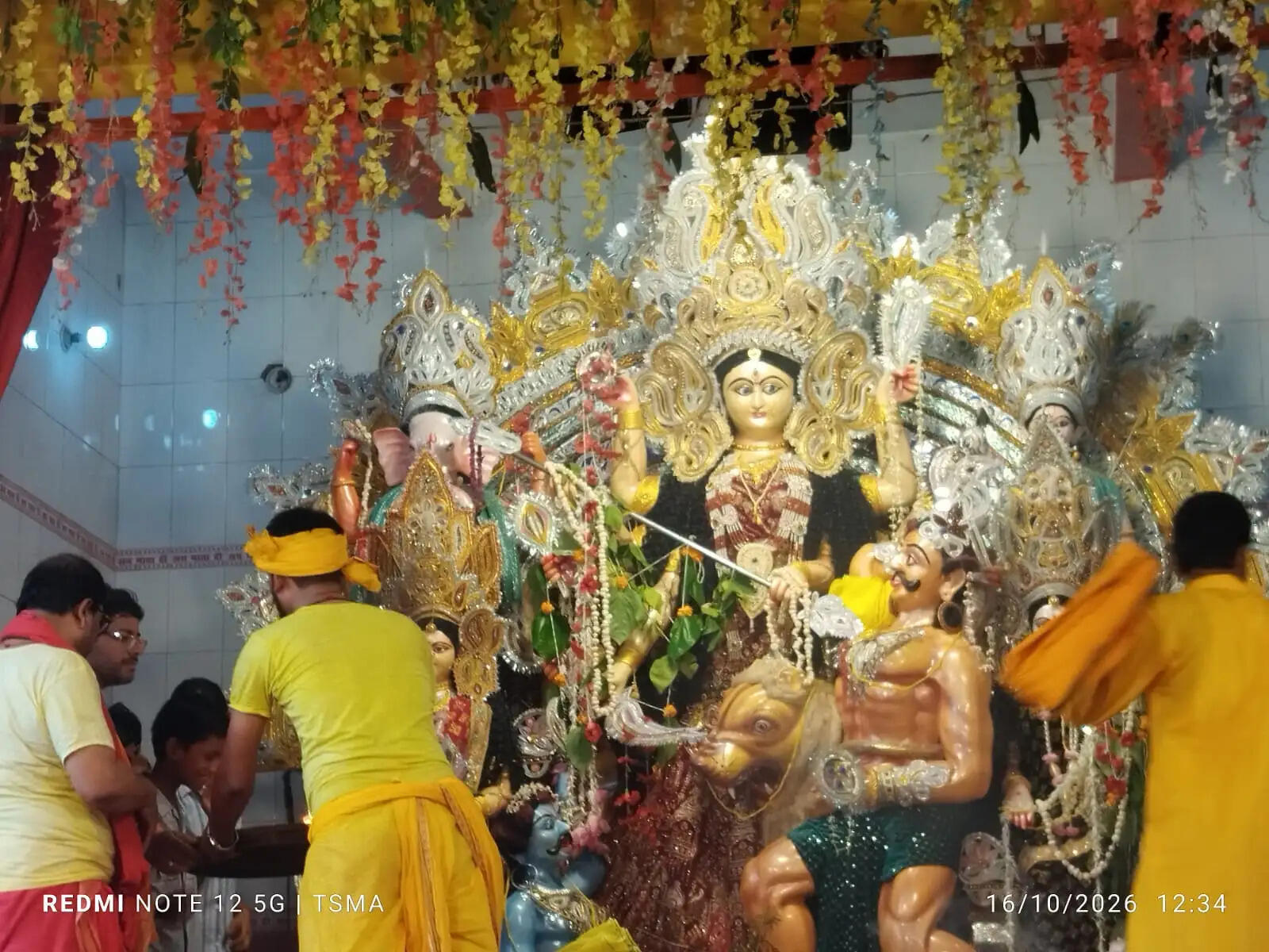 छपरा के भगवान बाजार पंडाल में खुला माता का पट