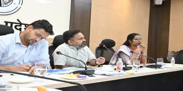 गंगा संरक्षण और प्रदूषण नियंत्रण के कार्यों में लापरवाही बर्दाश्त नहीं, समयसीमा में पूरा कराएं परियोजनाएं : जिलाधिकारी