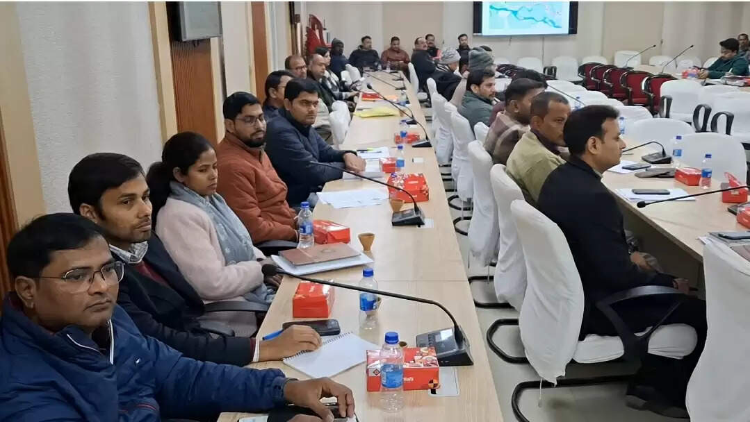 सांसद रुडी और डीएम वैभव श्रीवास्तव ने खींची भविष्य की रूपरेखा