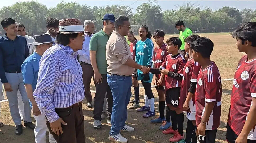 झज्जर : महिला दिवस पर जमकर फुटबॉल खेली महिलाओं की आठ टीम