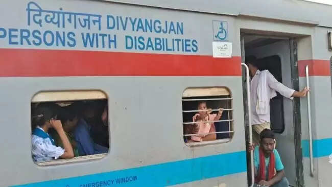ट्रेनों के दिव्यांग कोच में अनाधिकृत प्रवेश पर वर्तमान वर्ष में 624 यात्रियों पर कार्रवाई