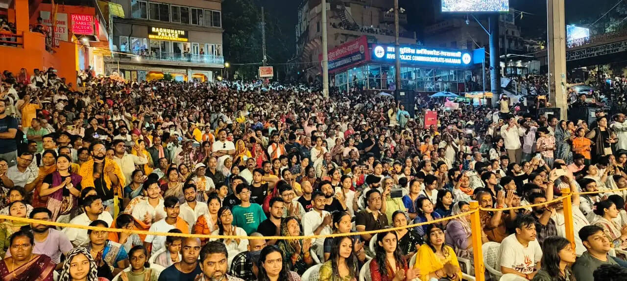 वाराणसी में तेज आंधी और बारिश के बीच गंगा आरती में डटे रहे श्रद्धालु, मां गंगा का लगा जयकारा