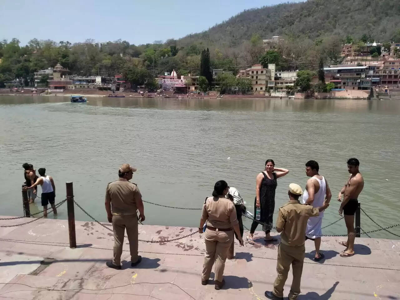 गंगा घाटों पर पर्यटकों की सुरक्षा को लेकर पु थेलिस चौकस