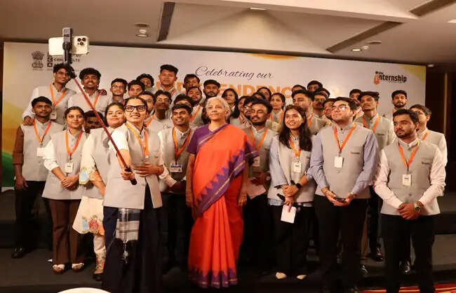 वित्त मंत्री निर्मला सीतारमण ने पीएम इंटर्नशिप योजना के उम्मीदवारों से किया संवाद