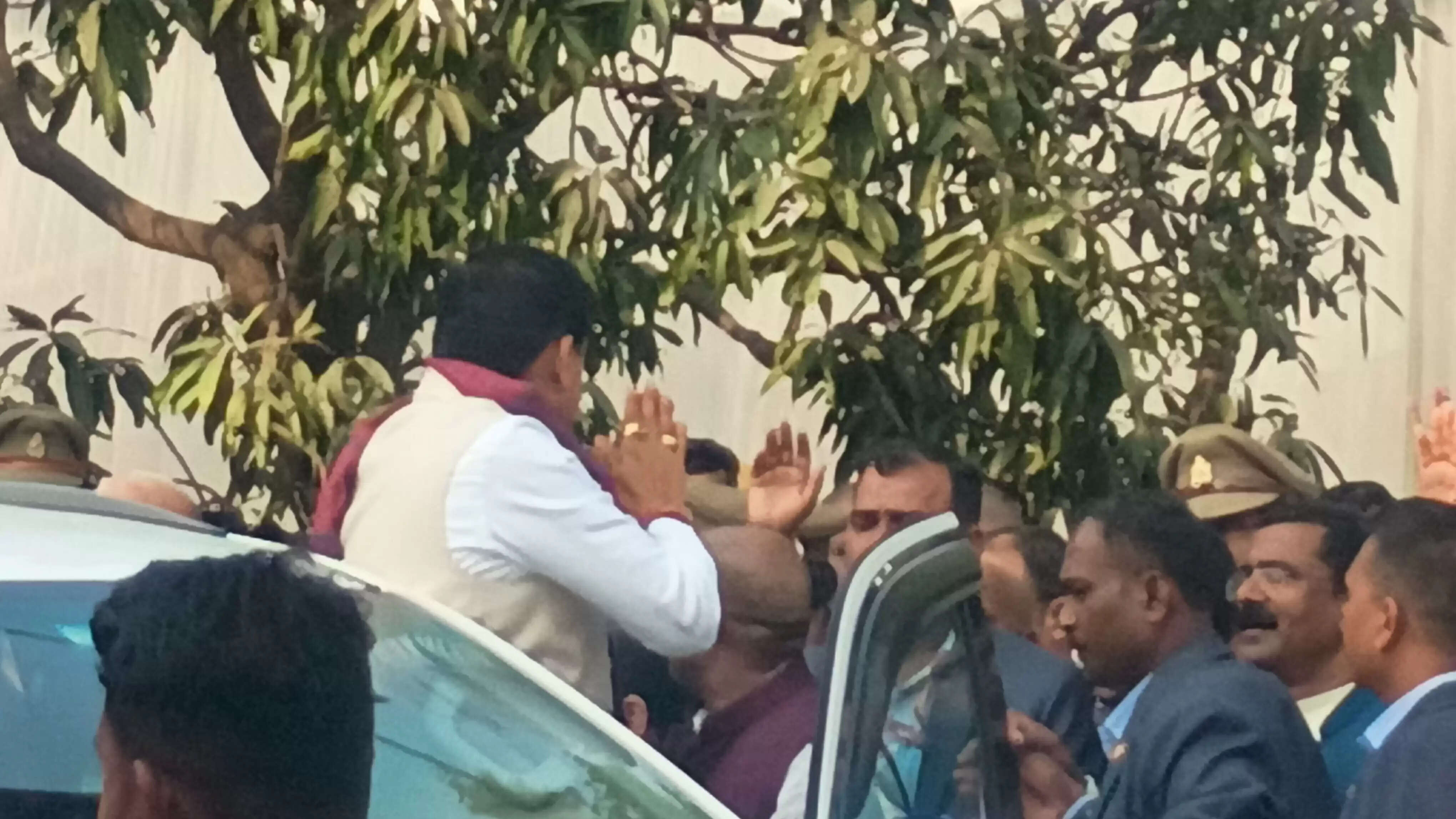 मप्र के सीएम ने राज्यमंत्री गिरीशचन्द्र के घर पहुंच कर दिवंगत पिता को दी श्रद्धांजलि