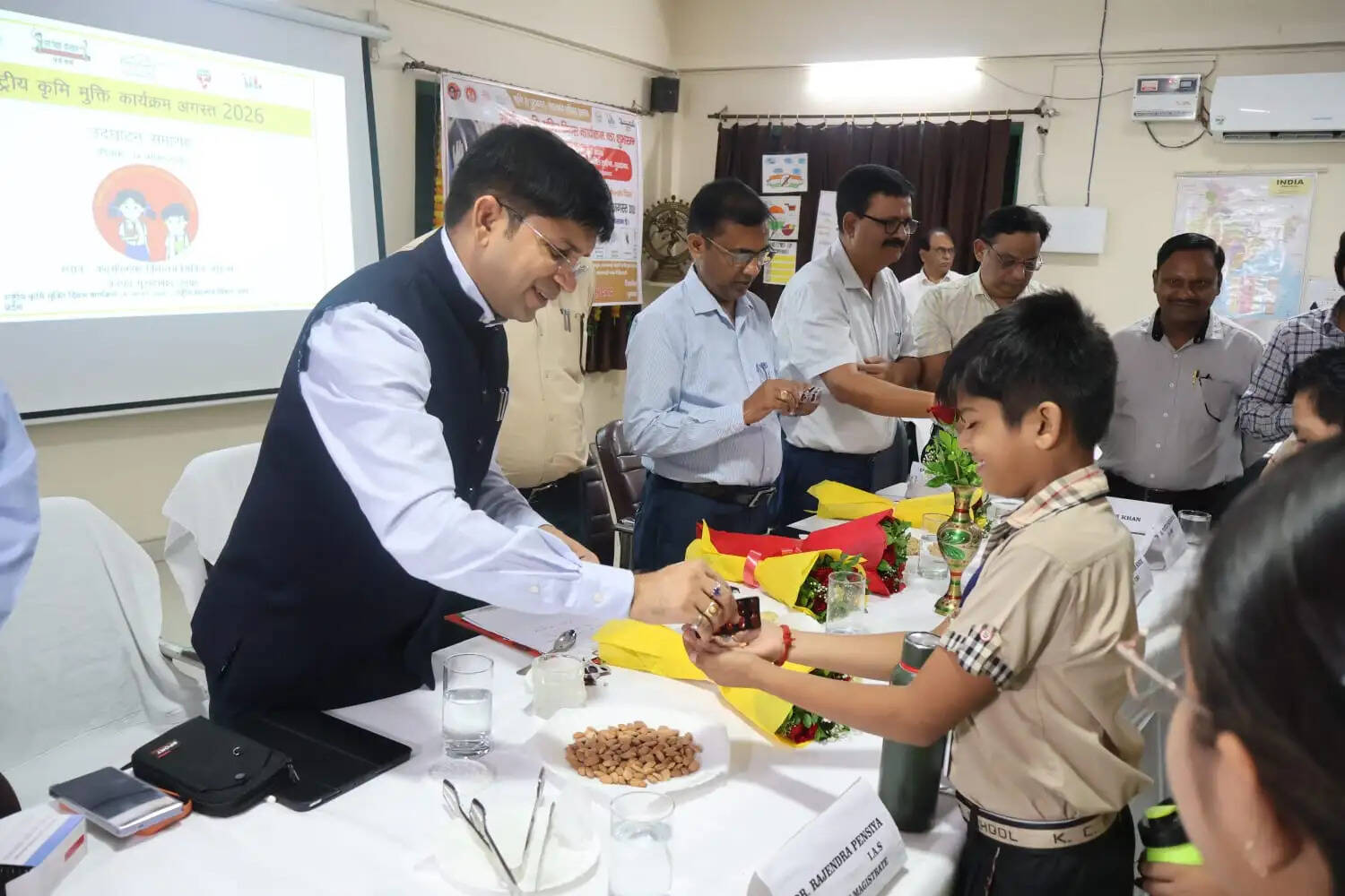 मुरादाबाद : जिलाधिकारी ने बच्चों के साथ स्वयं भी एल्बेंडाजोल की गोली खाकर दवा सेवन के लिए किया प्रोत्साहित