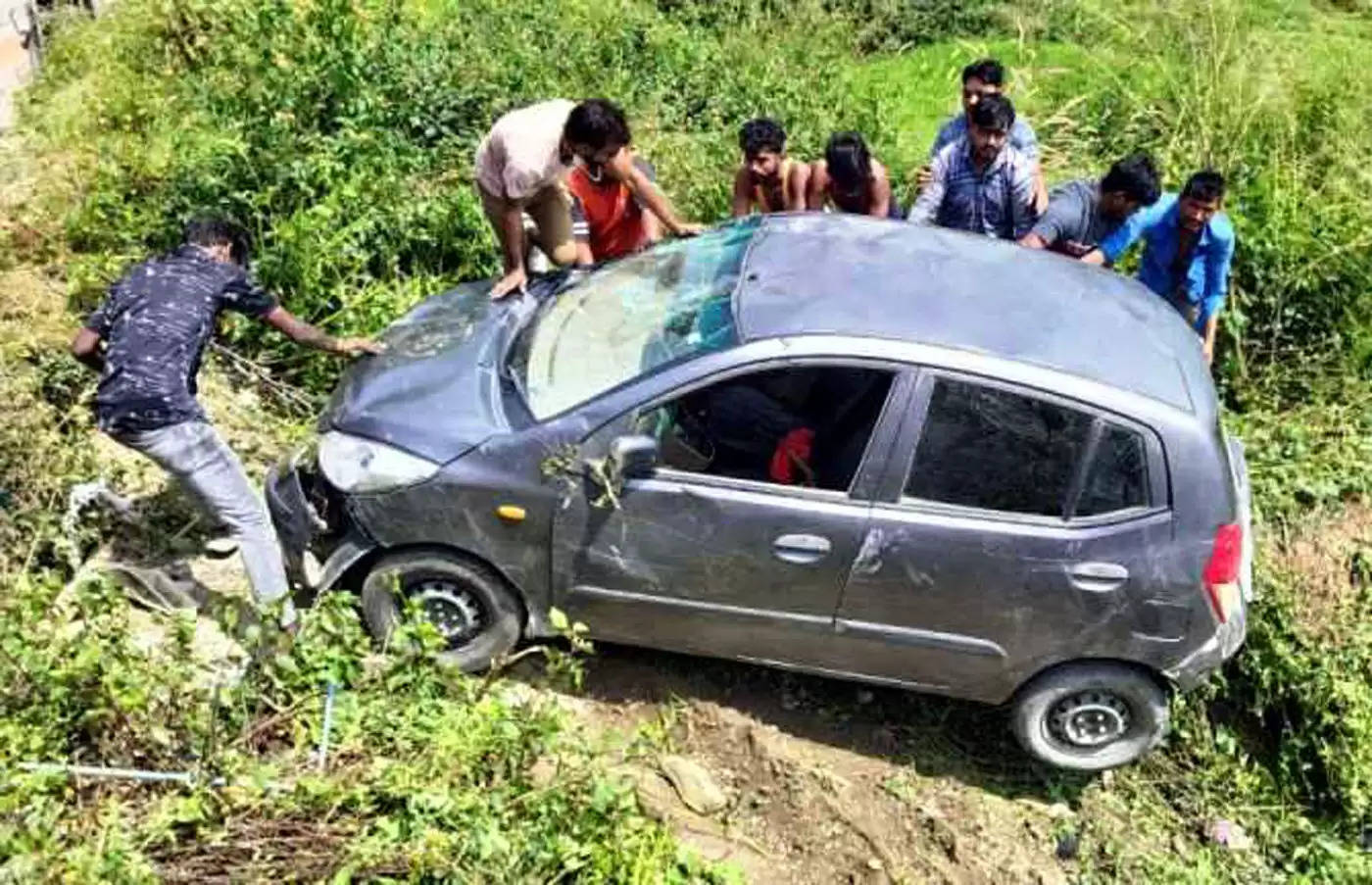 भीमताल में बच्ची की गलती से कार खेतों में गिरी, रेलिंग होती तो न होती दुर्घटना