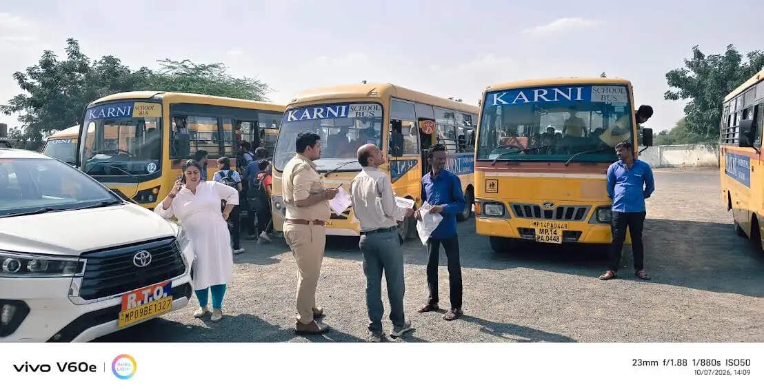 मंदसौरः बिना फिटनेस चल रही स्कूल बसों पर परिवहन विभाग ने की कार्रवाई