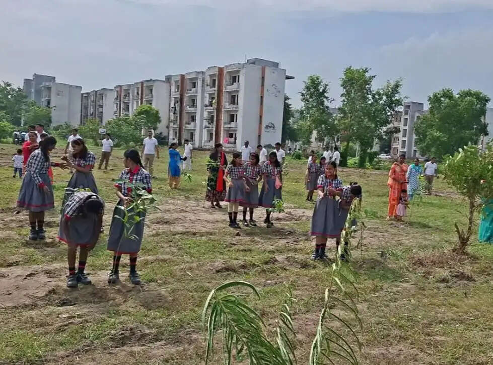 एसएसबी 45वीं बटालियन ने चलाया वृहत पौधारोपण अभियान, 200 पौधे लगाए