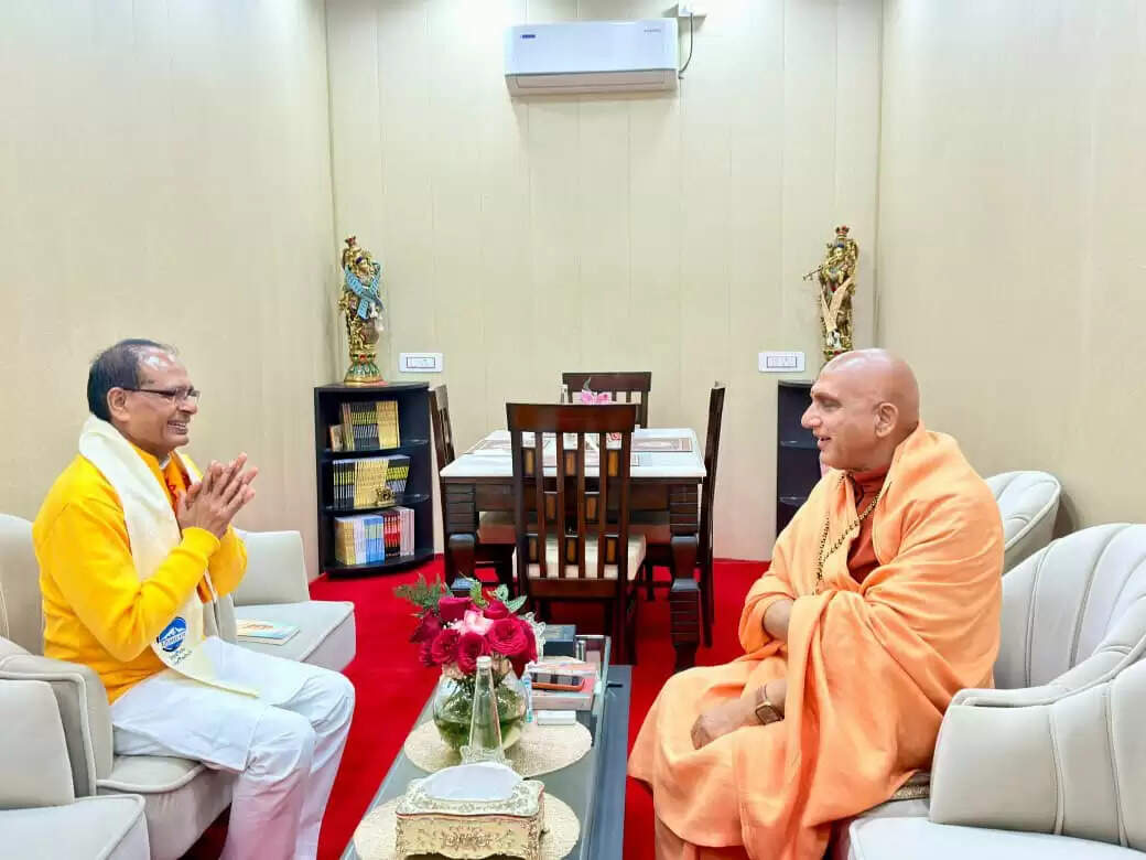 शिवराज सिंह चौहान ने स्वामी अवधेशानंद गिरी से की भेंट