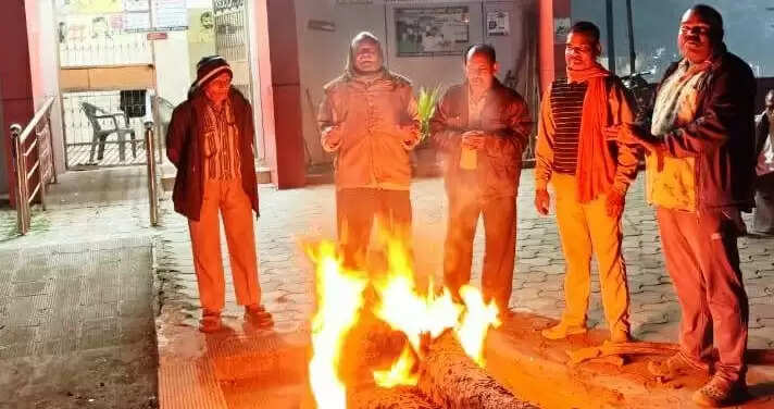 कोरबा : ठिठुरन भरी ठंड से बचने लोग निगम के अलाव का ले रहे सहारा