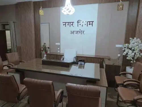 अजमेर में मेयर की कुर्सी पर सियासी घमासान, बकाया राशि की आपत्ति से गरमाया निगम