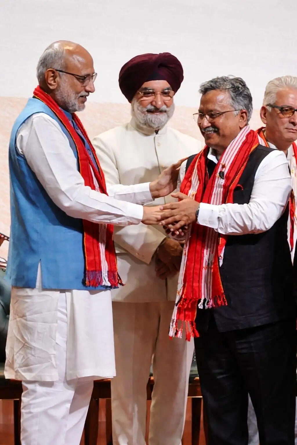 उपराष्ट्रपति ने यूकॉस्ट के महानिदेशक प्रो. दुर्गेश पंत को किया सम्मानित