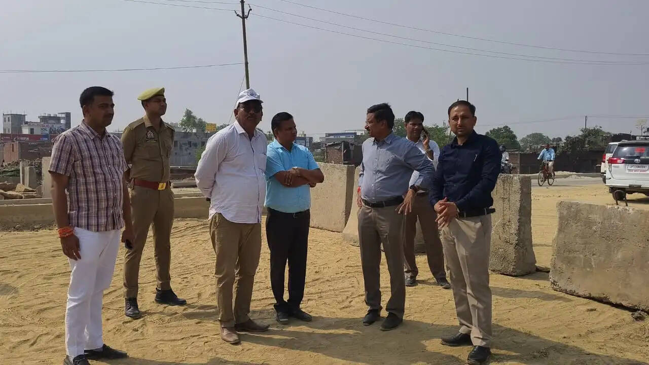 नगर आयुक्त ने किया स्थलीय निरीक्षण,शीघ्र कार्य पूर्ण करने के आदेश