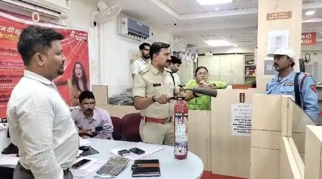 कोरबा:सुरक्षा को लेकर कटघोरा पुलिस ने किया बैंकों का निरीक्षण