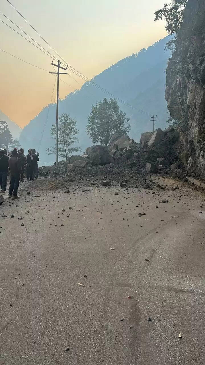 गंगोत्री हाईवे पर पहाड़ी दरकने से यातायात बाधित,हल्की वाहनों के लिए खुला