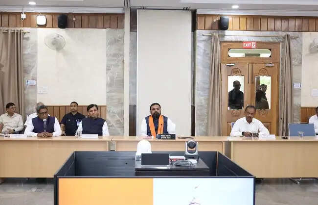 सीमा पर होनेवाले अनैतिक और गैर वैधानिक कार्यों पर पूरी सख्ती बरतें : मुख्यमंत्री