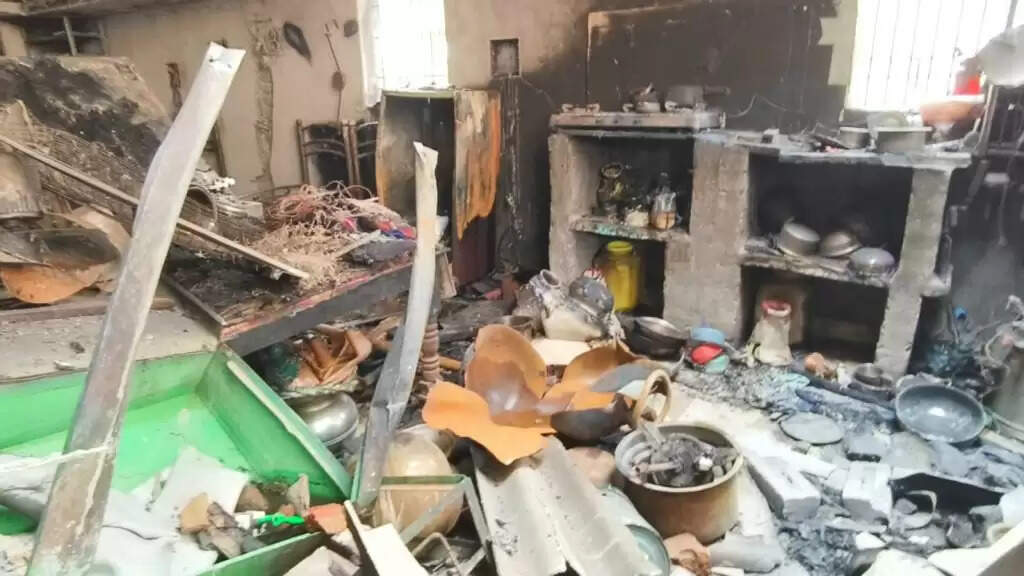 सक्ती : घर में अचानक ब्लास्ट हुआ गैस सिलेंडर, आग बुझाने की कोशिश में&nbsp;नाै लोग झुलसे, छह गंभीर