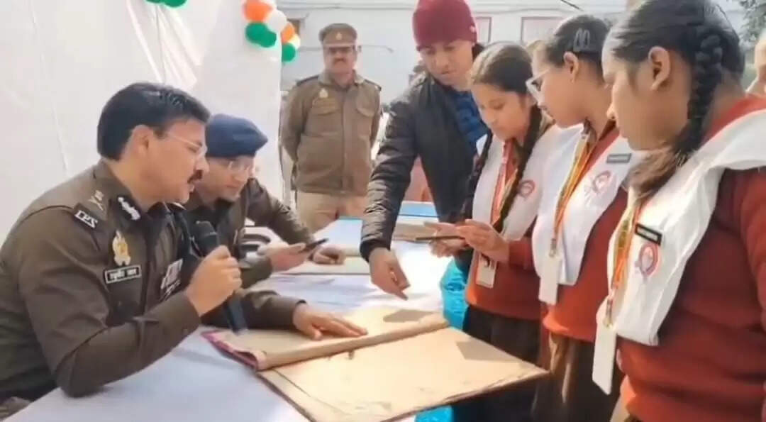 छात्र–छात्राओं को थाने का कराया गया भ्रमण, पुलिस कार्यप्रणाली से हुए अवगत