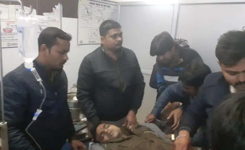 कन्नौज में बदमाश के घर कुर्की करने पहुंची पुलिस टीम पर फायरिंग, सिपाही घायल