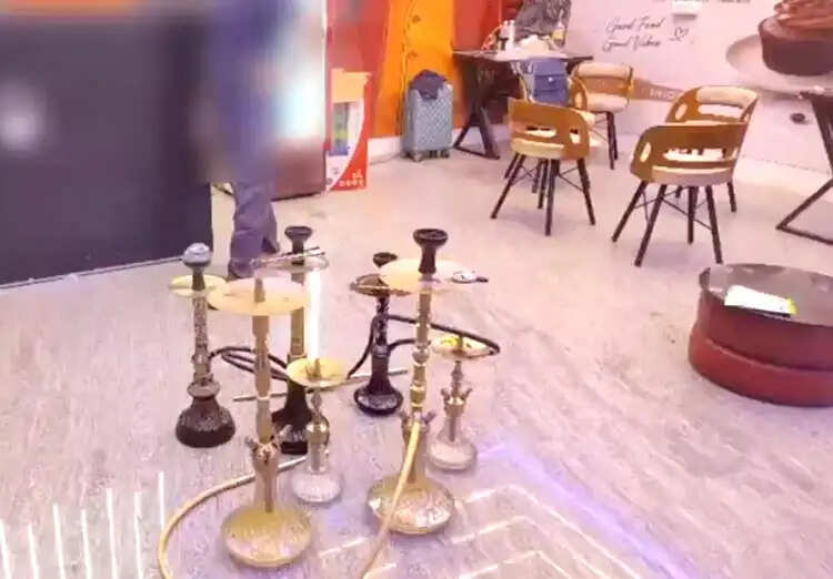 डिजाइनर हुक्कों की आड़ में चल रहा था खेल