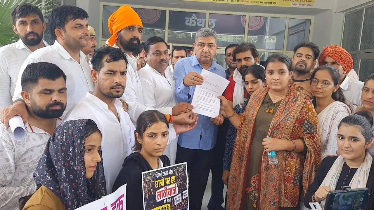 दिल्ली में छात्रों पर लाठीचार्ज के विरोध में कैथल में प्रदर्शन, राष्ट्रपति के नाम सौंपा ज्ञापन