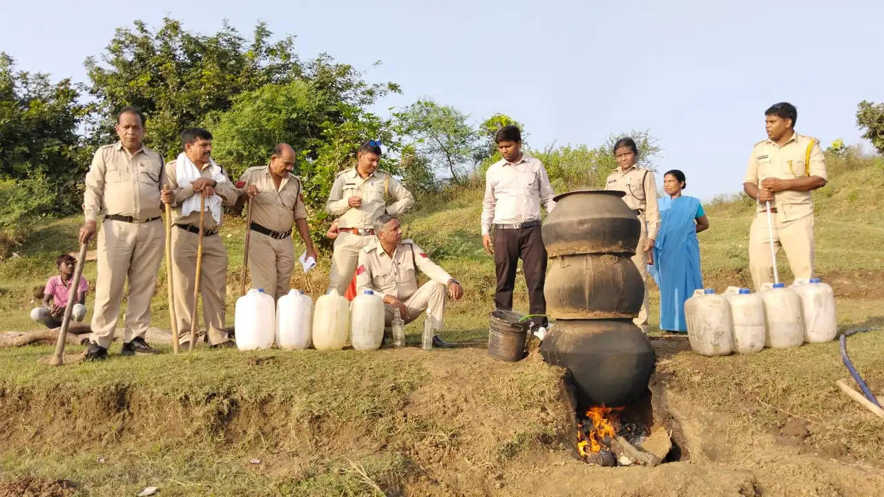 जांजगीर: जिले में अवैध शराब निर्माण और भंडारण के विरुद्ध कार्रवाई जारी