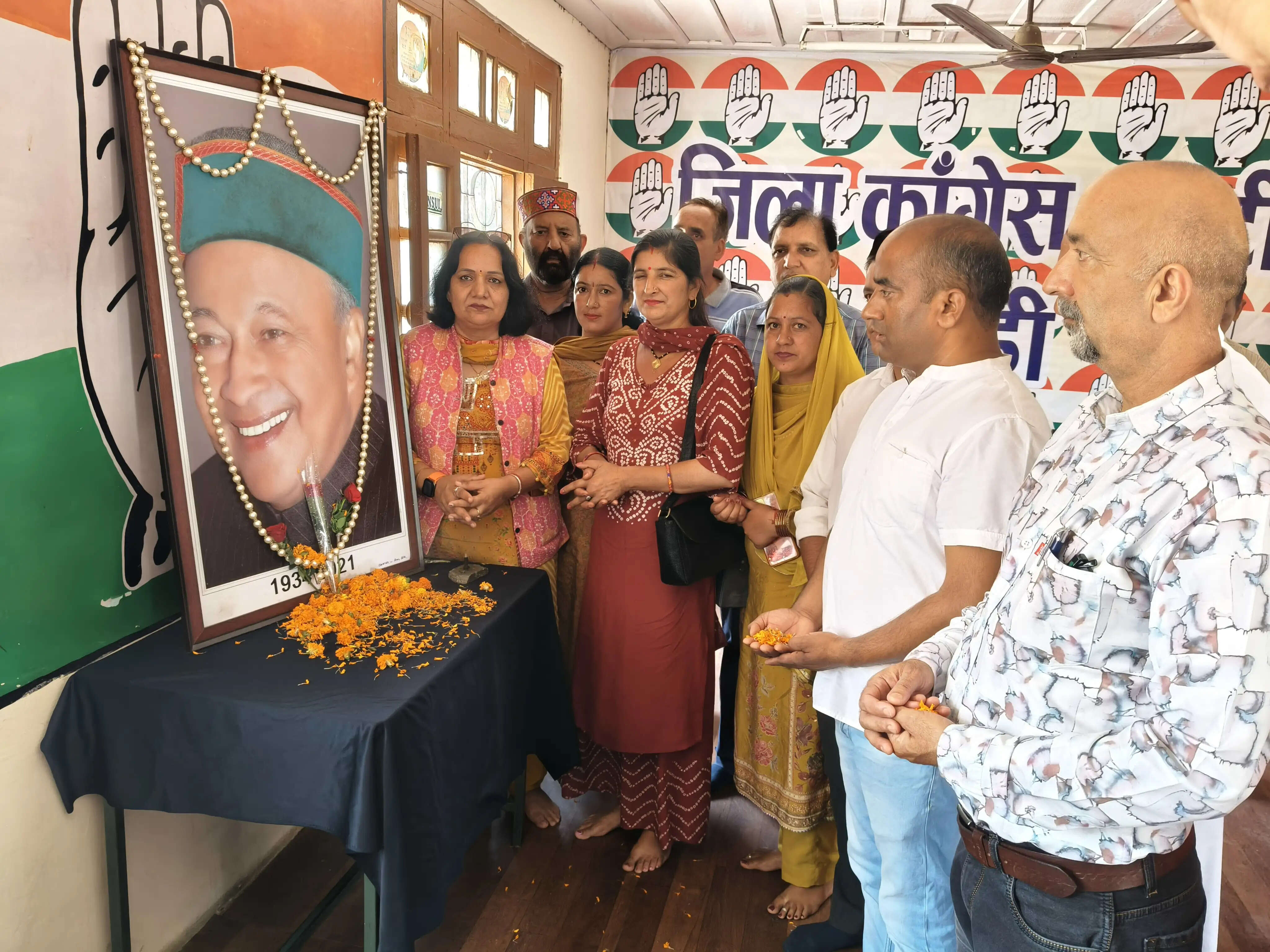 मंडी जिला कांग्रेस ने मनाया पूर्व मुख्यमंत्री वीरभद्र सिंह का जन्मदिन,जोनल अस्पताल में बांटे फल