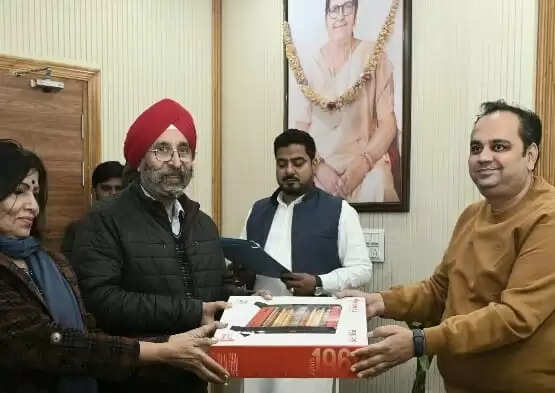 दिल्ली के स्वास्थ्य मंत्री ने विकासपुरी में 100 इलेक्ट्रिक हीटर वितरित किए