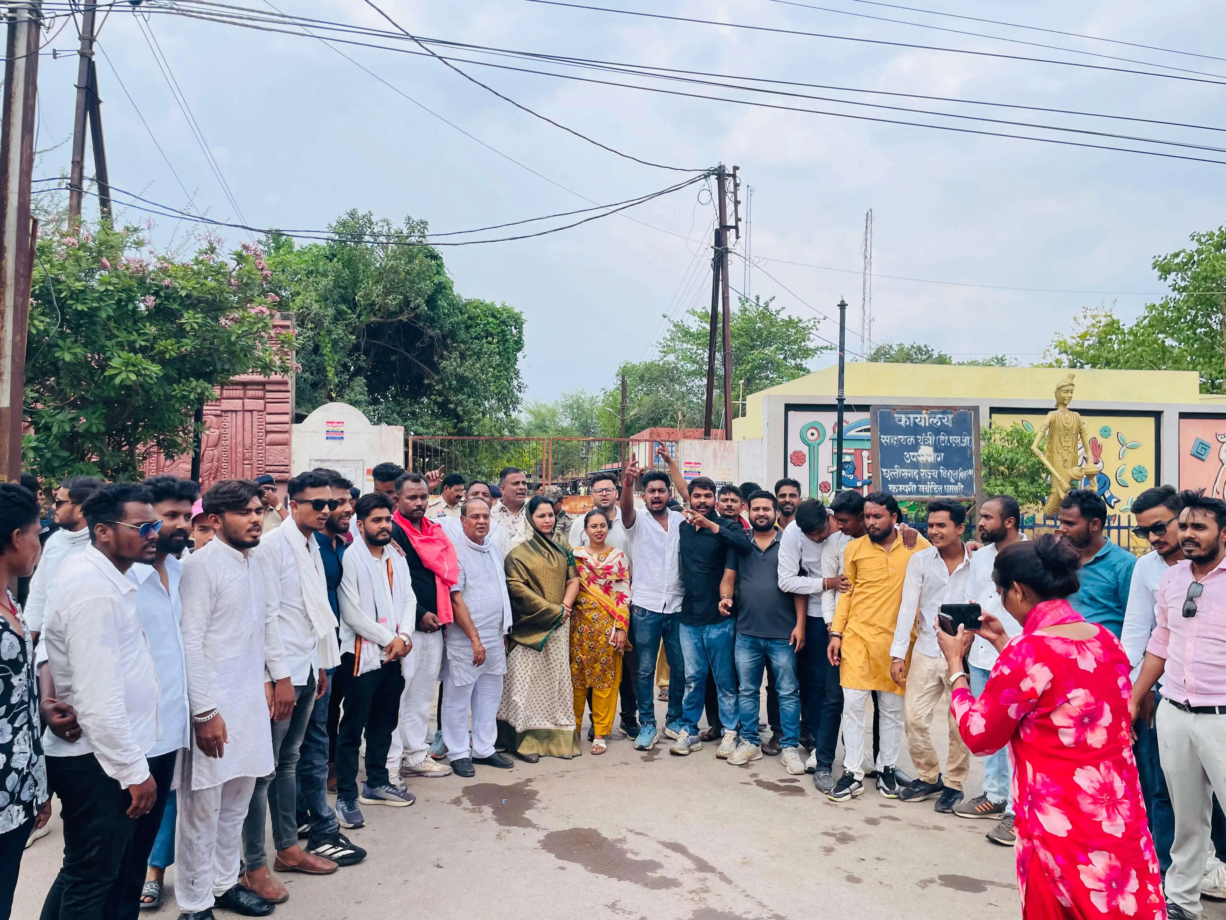 बढ़ते बिजली बिल के विरोध में एनएसयूआई का धमतरी&nbsp;के&nbsp;पावर हाउस घेराव, मुख्यमंत्री का पुतला जलाया