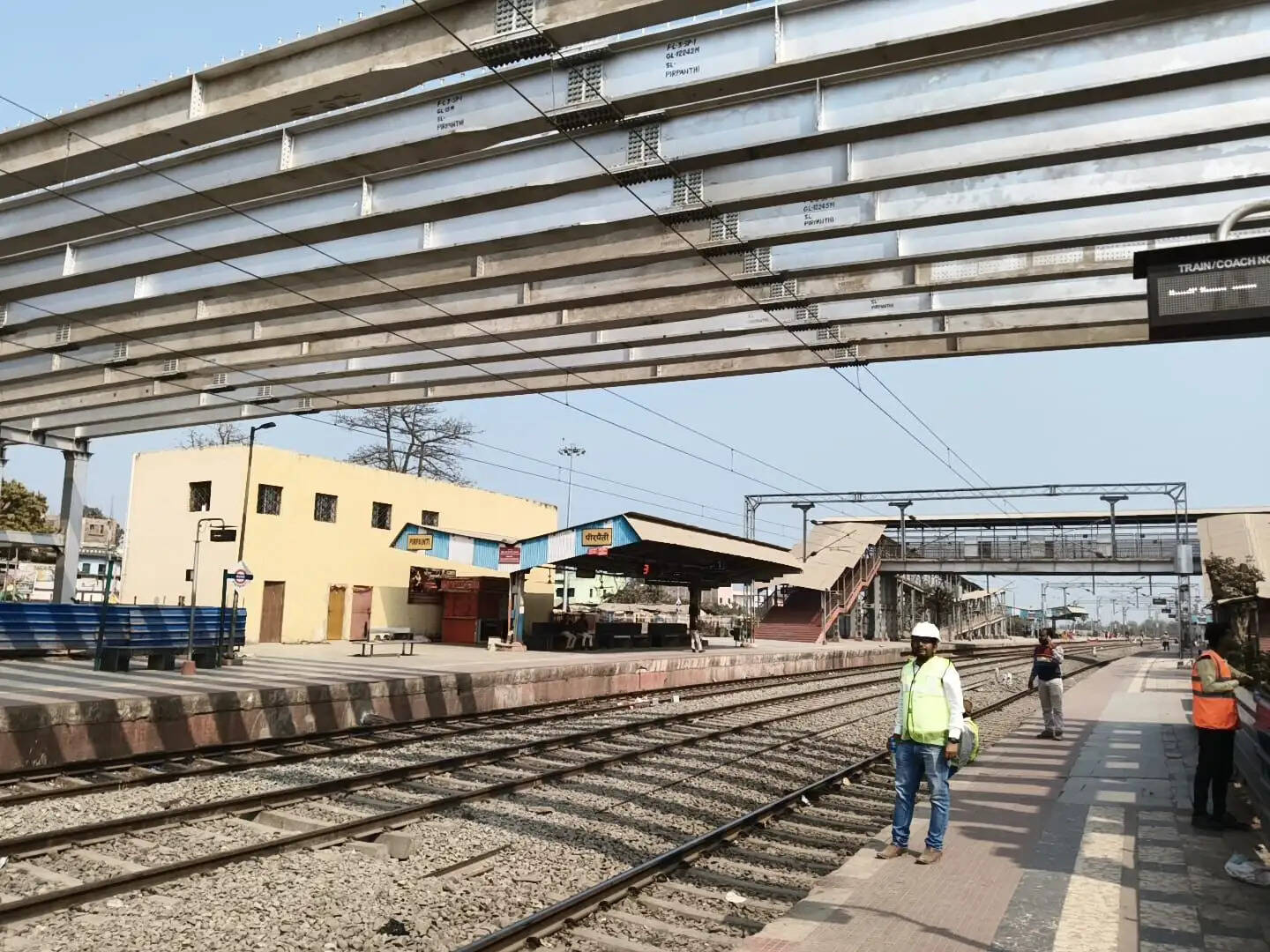 पिरपैंती रेलवे स्टेशन पर 12 मीटर एफओबी गर्डर का सफल लॉन्चिंग