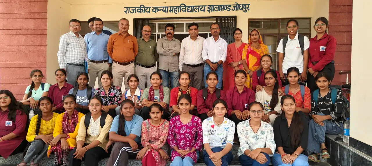 छात्राओं को आयकर विभाग में भर्ती होने के लिए किया प्रोत्साहित