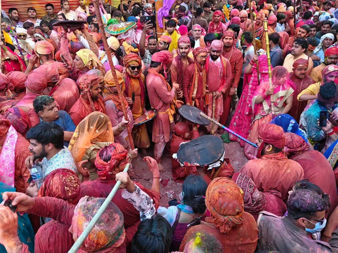 बरसाना में नंदगांव के हुरियारों पर बरसीं प्रेम पगी लाठियां, जयकाराें से गूंजा शहर