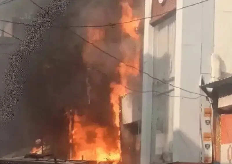 मप्रः भोपाल के न्यू मार्केट में सिलेंडर ब्लास्ट के बाद भड़की भीषण आग, 3 घंटे की मशक्कत के बाद पाया काबू