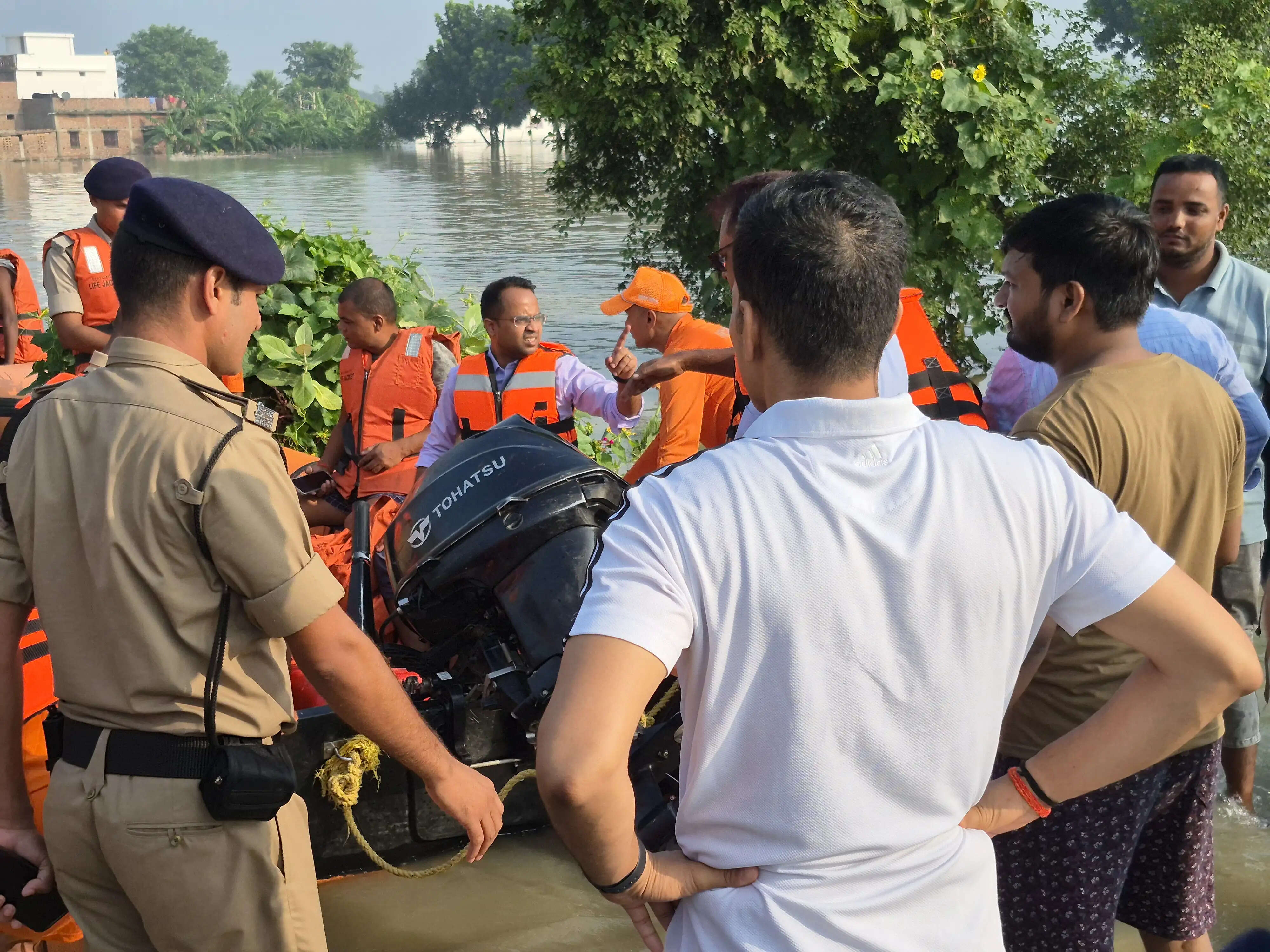 सारण के मकेर में राष्ट्रीय राजमार्ग 722 पर चढ़ा बाढ़ का पानी